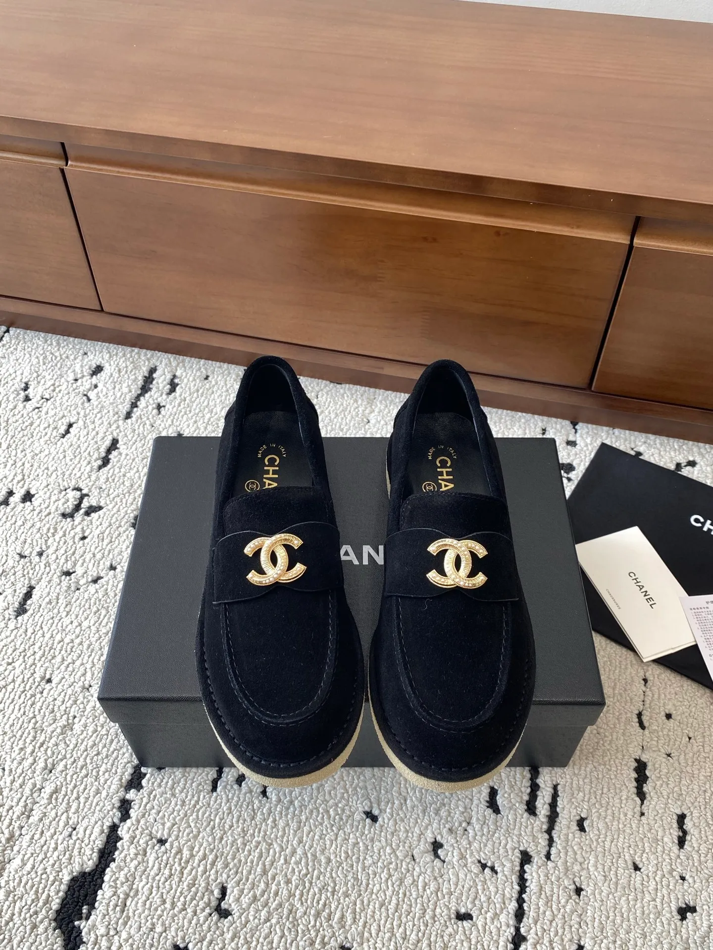 👟👟Ex-factory price 620👟👟Higher version 🍀2025 autumn and winter new Chanel Chanel entrance hardware buckle, Loaf lazy shoes, can be worn all year round. No matter when you wear it, it is very high-end and durable. Go shopping and attract attention on the street! Easily travel between commuting and leisure occasions, and become a carefree fashionable and elegant woman ~ Upper: cowhide/cow nubuck leather/open edge beads Inner: lambskin Sole: Italian raw rubber outsole leather strip Code number: 35-39 (40/41 customized, non-refundable and non-exchangeable 👉 Buy now👉 Buy now👉 Buy now👉